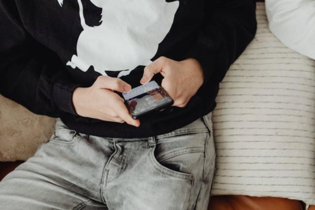 Panduan Utama Pemantauan Media Sosial untuk Orang Tua